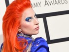 Lady Gaga usa look inspirado em David Bowie e deixa calcinha à mostra