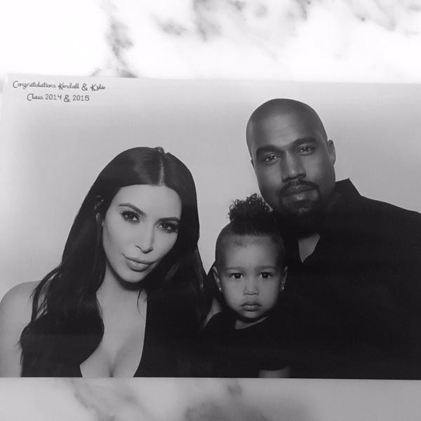 Kim Kardashian e Kanye West com a filha, North (Foto: Twitter / Reprodução)