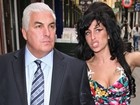 Pai de Amy Winehouse alfineta diretor de filme sobre a filha após Oscar