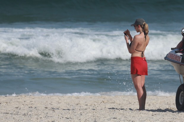 Letícia Spiller na praia (Foto: Dilson Silva / Agnews)