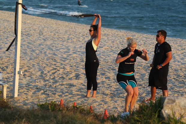 Samara Felippo e Camila Rodrigues fazem exercícios na praia da Barra da Tijuca, RJ (Foto: Dilson Silva / Agnews)