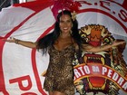 Solange Gomes se empolga no samba e mostra demais em ensaio