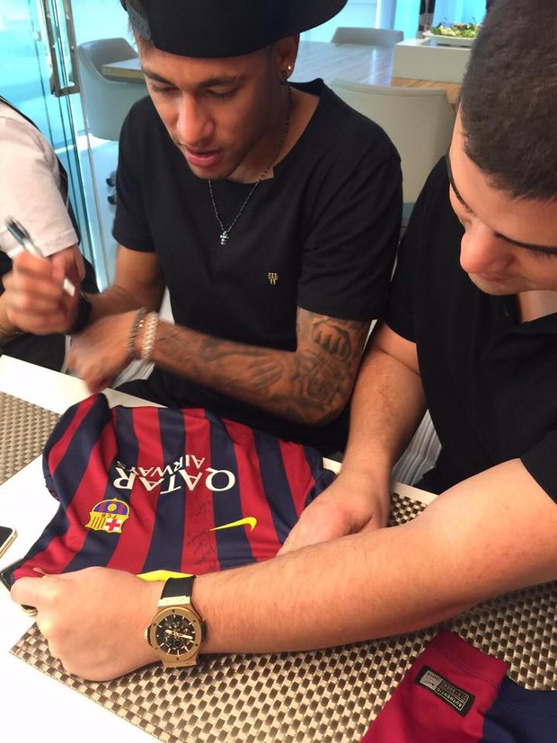 Neymar autografa camisa do Barcelona (Foto: Divulgação)