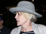Sem maquiagem, Sharon Stone exibe cicatriz no pescoço