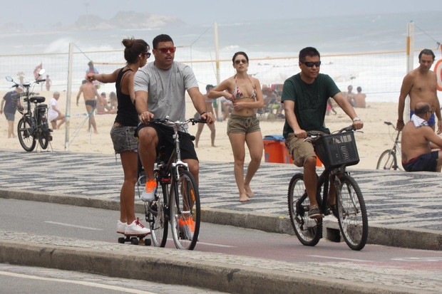  Ronaldo, de bicicleta e Paula Morais , de  skate na orla do Leblon (Foto: J.Humberto  AgNews)