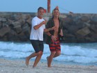 Marcello Novaes corre com o filho em praia do Rio