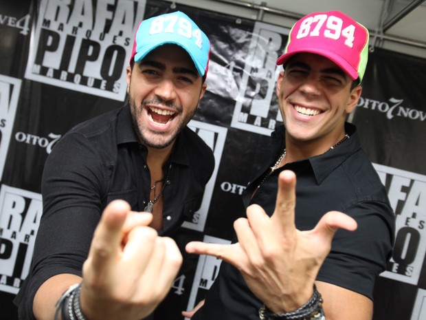 Rafa Marques e Pipo Marques, da banda Oito7Nove4, em bastidores de show em Salvador, na Bahia (Foto: Heber Barros/ Divulgação)