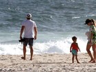 Angélica e Luciano Huck curtem dia de sol com a filha, Eva, em praia no Rio