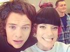 Lily Allen faz selfie ao lado de Harry Styles, do One Direction