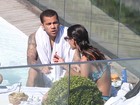 Daniel Alves curte piscina de hotel no Rio com a namorada Joana Sanz