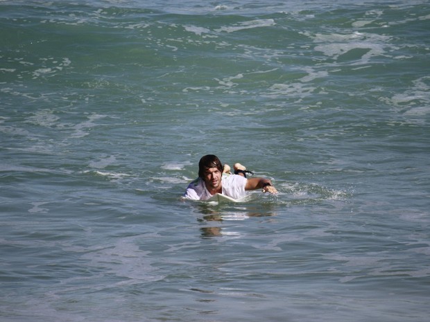 Kayky Brito surfa na praia da Barra (Foto: Dilson Silva / AgNews)