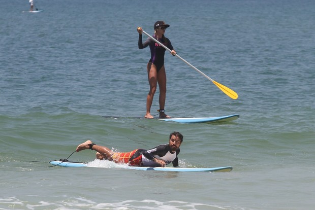 Ricardo Pereira e a mulher fazem stand up paddle na praia da Barra da Tijuca, RJ (Foto: Wallace Barbosa/AgNews)
