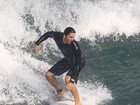 Vladimir Brichta mostra habilidade em dia de surf