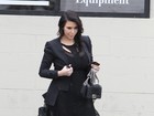 Grávida, Kim Kardashian tenta esconder a barriga com blazer