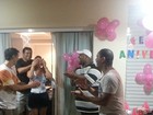 Amigos fazem festa surpresa para Viviane Araújo