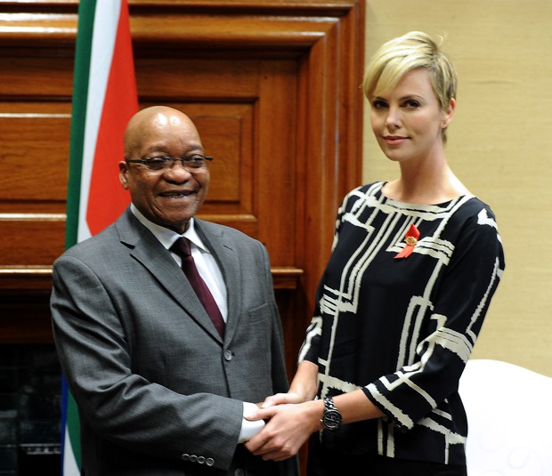 Charlize Theron e Jacob Zuma  (Foto: Agência/ AFP)