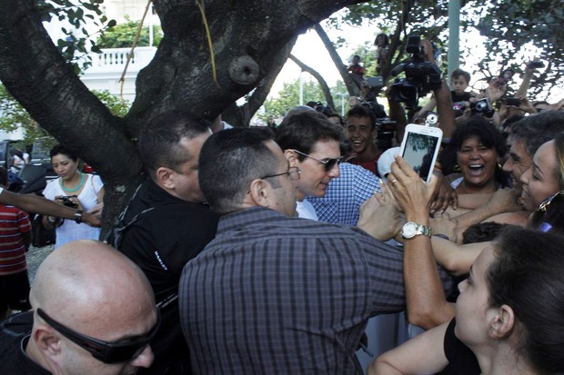 Tom Cruise deixa hotel em Copacabana, RJ (Foto: Marcos Ferreira e Clayton Militão / Foto rio news)