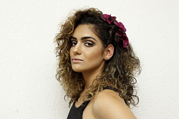 Thaiane Monteiro posa com penteado para cabelos cacheados (Foto: Celso Tavares/EGO)