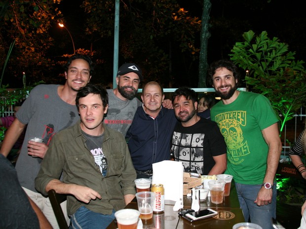 Allan Souza Lima, Sérgio Guizé, Márcio Kieling e amigos em inauguração de restaurante na Zona Oeste do Rio (Foto: Divulgação)
