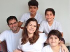 Ana Paula Tabalipa exibe barrigão de grávida com a família: 'Tá chegando'