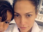 Jennifer Lopez posa sem maquiagem com o filho, Max