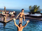 Henri Castelli se diverte na piscina com o filho
