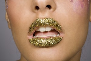 Lábios brilhantes através do glitter (Foto: Getty Images)