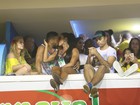 Gracyanne Barbosa e Belo trocam beijos na Sapucaí após boatos de crise
