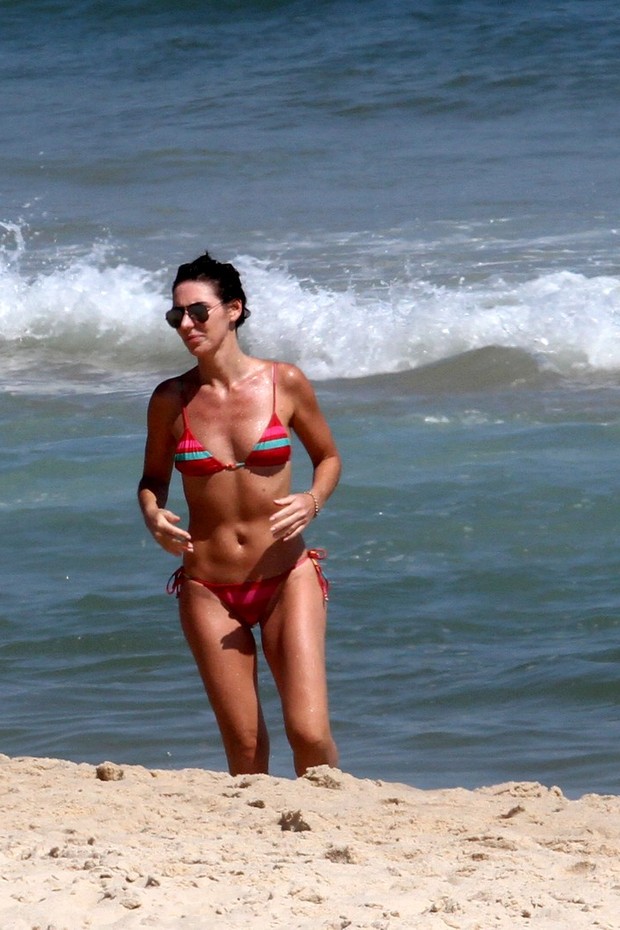 Glenda Kozlowski na praia de Ipanema (Foto: Wallace Barbosa/AgNews)