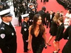 Thaila Ayala arrasa com decote ao chegar no Festival de Cannes