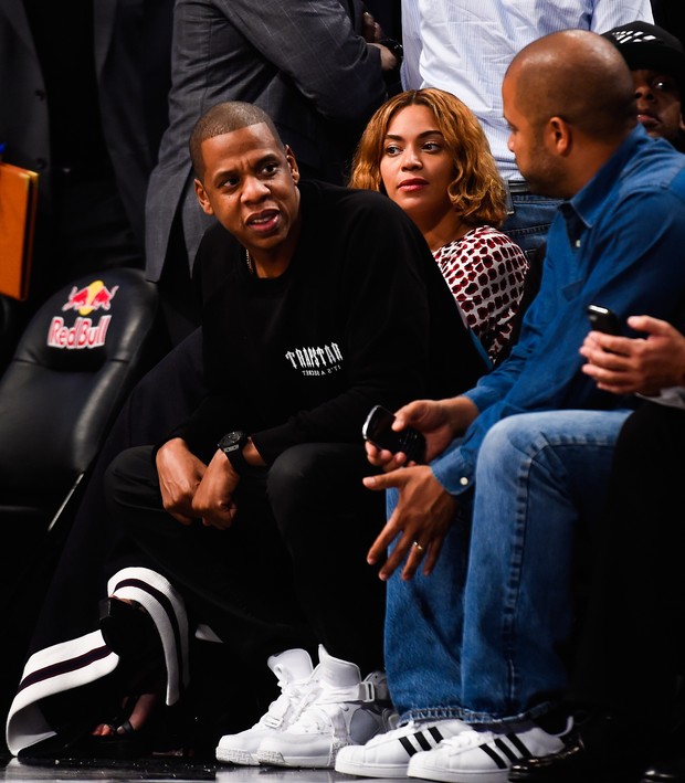 Beyoncé e Jay-Z em partida de basquete em Nova York, nos Estados Unidos (Foto: Alex Goodlett/ Getty Images/ AFP)