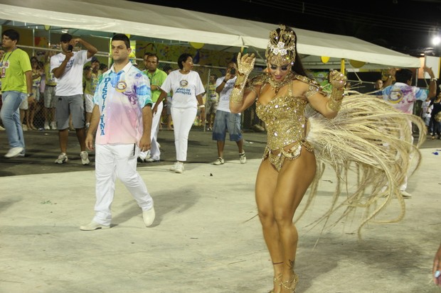 Viviane Araújo exibe pernas definidas e chama atenção dos marmanjos (Foto: Amandio Santos/Ag News)