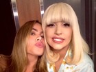 Sofia Vergara faz biquinho em selfie com Lady Gaga