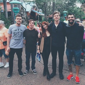 Victoria ao lado do namorado e dos outros integrantes da banda Scalene (Foto: Reprodução/Instagram)