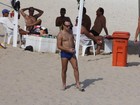 Sozinho, Roger Flores vai à praia no Rio
