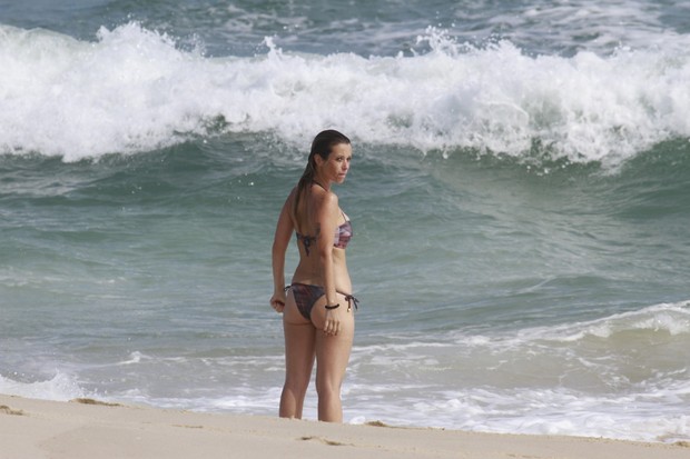 Juliana Didone na praia (Foto: Dilson Silva / Agnews)