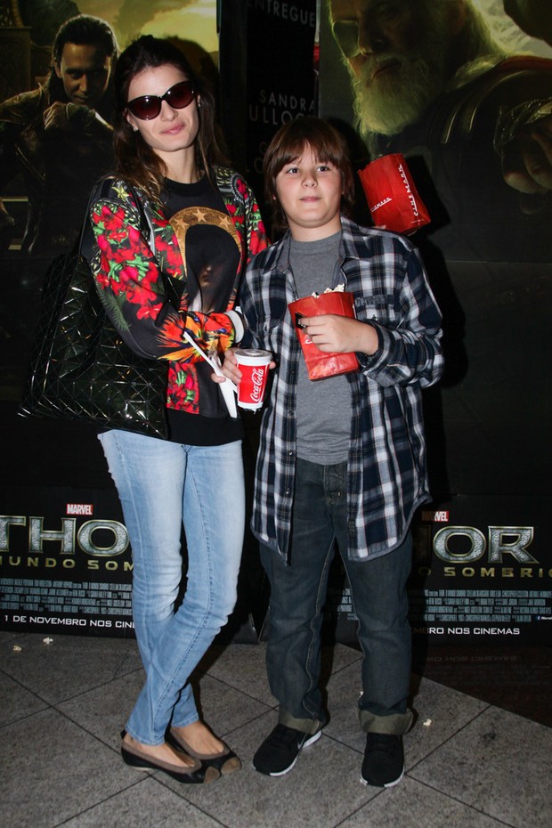 Isabeli Fontana e o filho, Zion, assistem o filme &#39;Thor: O Mundo Sombrio&#39; (Foto: Manuela Scarpa/Foto Rio News)