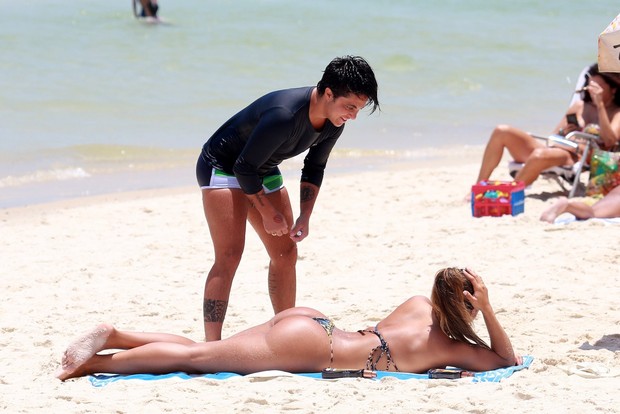 Thammy Miranda com a namorada na praia da Barra da Tijuca, RJ (Foto: Dilson Silva/AgNews)