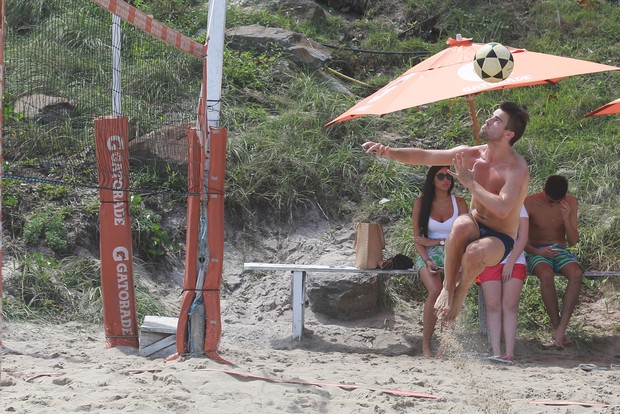 Rafael e Talita curtem praia no Rio (Foto: Dilson Silva / AgNews)