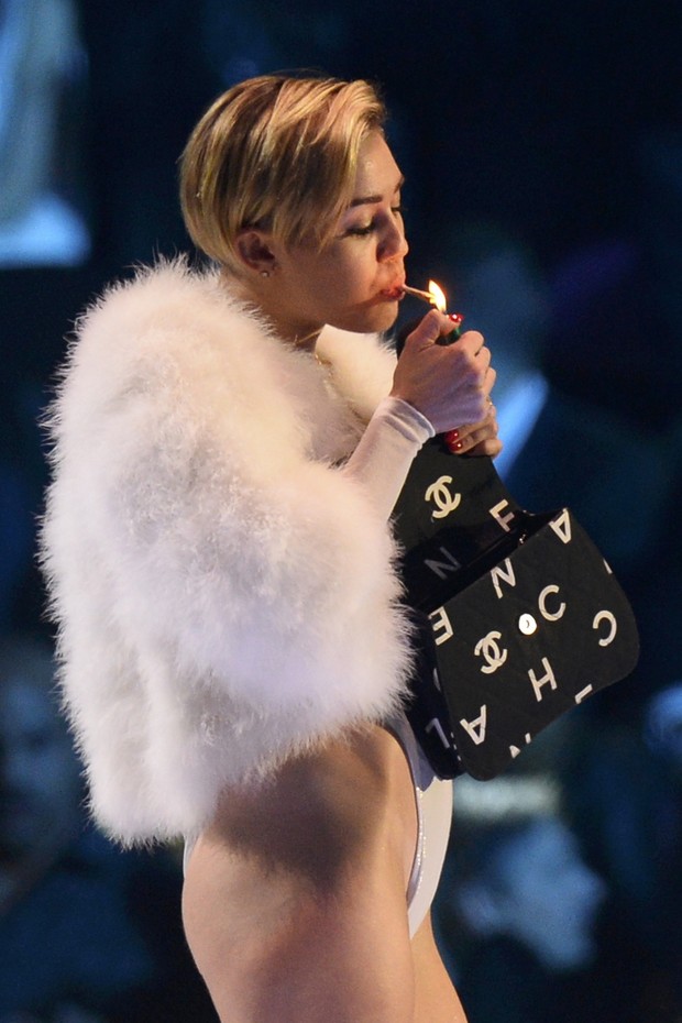 Miley Cyrus fuma cigarrinho suspeito durante o MTV EMA em Amsterdã, na Holanda (Foto: Remko De Waal/ Reuters)