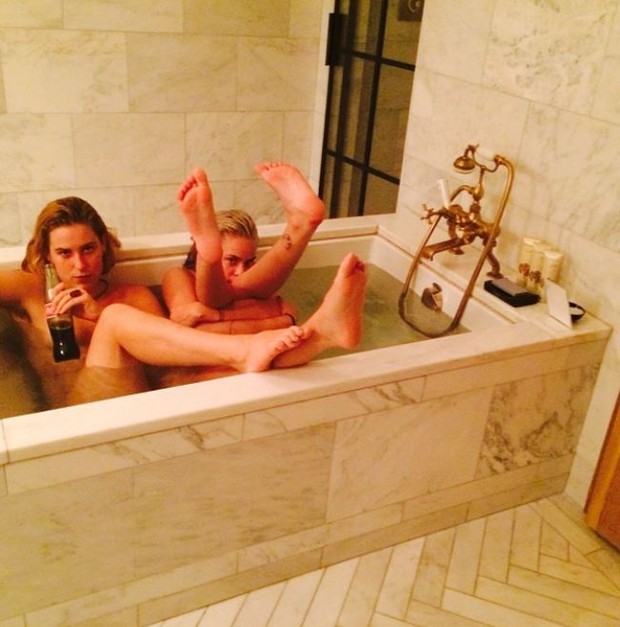 Tallulah e Scout Willis na banheira (Foto: Reprodução/ Instagram)