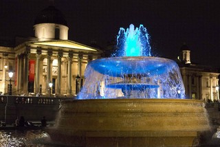 Fonte na Travalgar Square em Londres é iluminada de azul  (Foto: REUTERS/Neil Hall)