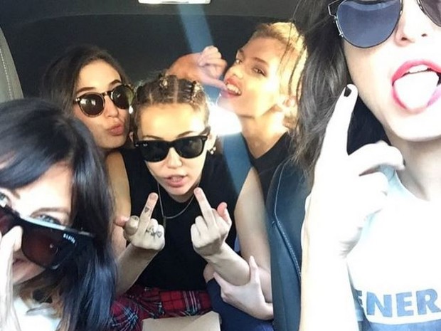 Miley Cyrus posta foto em que faz gesto obsceno ao lado da namorada (Foto: (Reprodução/Instagram))