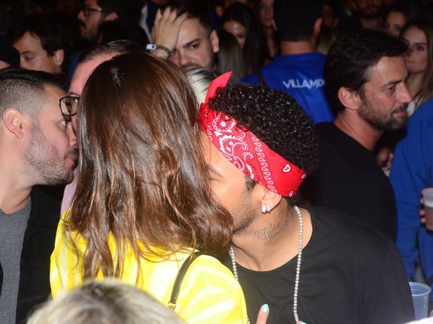 Bruna Marquezine e Neymar em show em São Paulo (Foto: Eduardo Martins/ Ag. News)