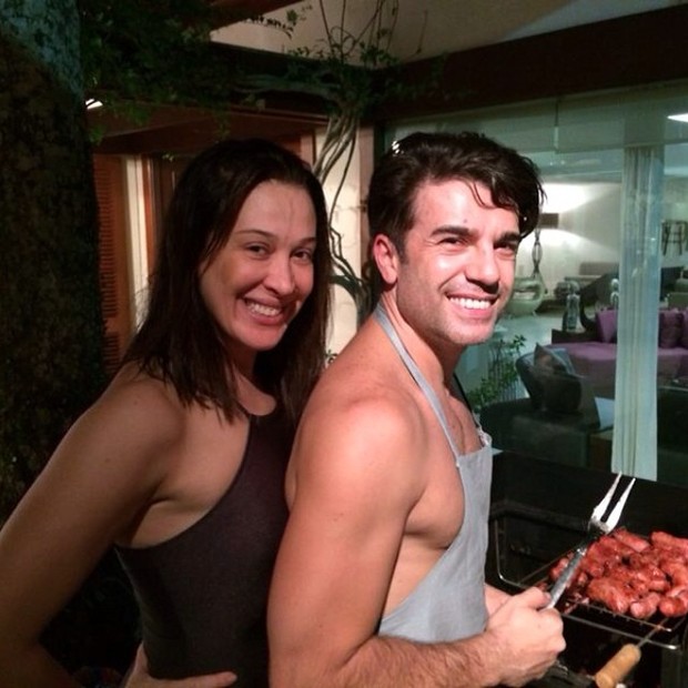 Claudia Raia e namorado fazendo churrasco (Foto: Instagram / Reprodução)