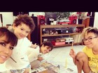 Daniele Suzuki curte o dia com o filho e Maria Gadú 