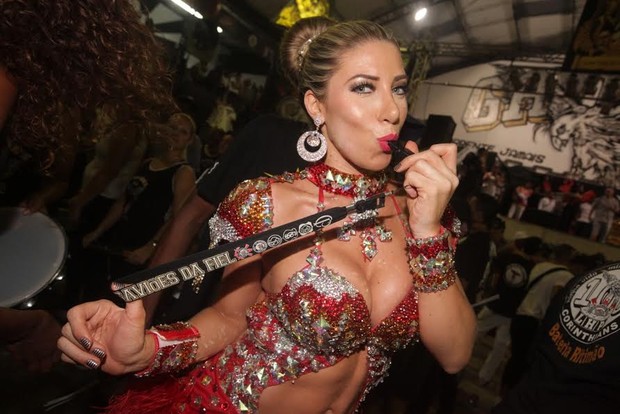 Rainha de bateria, Tati Minerato vai à quadra da Gaviões da Fiel, em São Paulo (Foto: Leo Franco / AgNews)