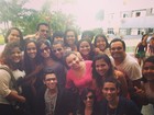 Anitta é cercada por fãs em porta de hotel em Recife: 'Incrível recepção'