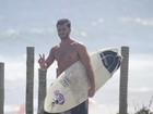 Klebber Toledo exibe a boa forma em dia de surf