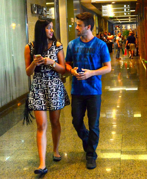 Talita e Rafael passeiam pelo shopping no Rio (Foto: William Oda/Agnews)